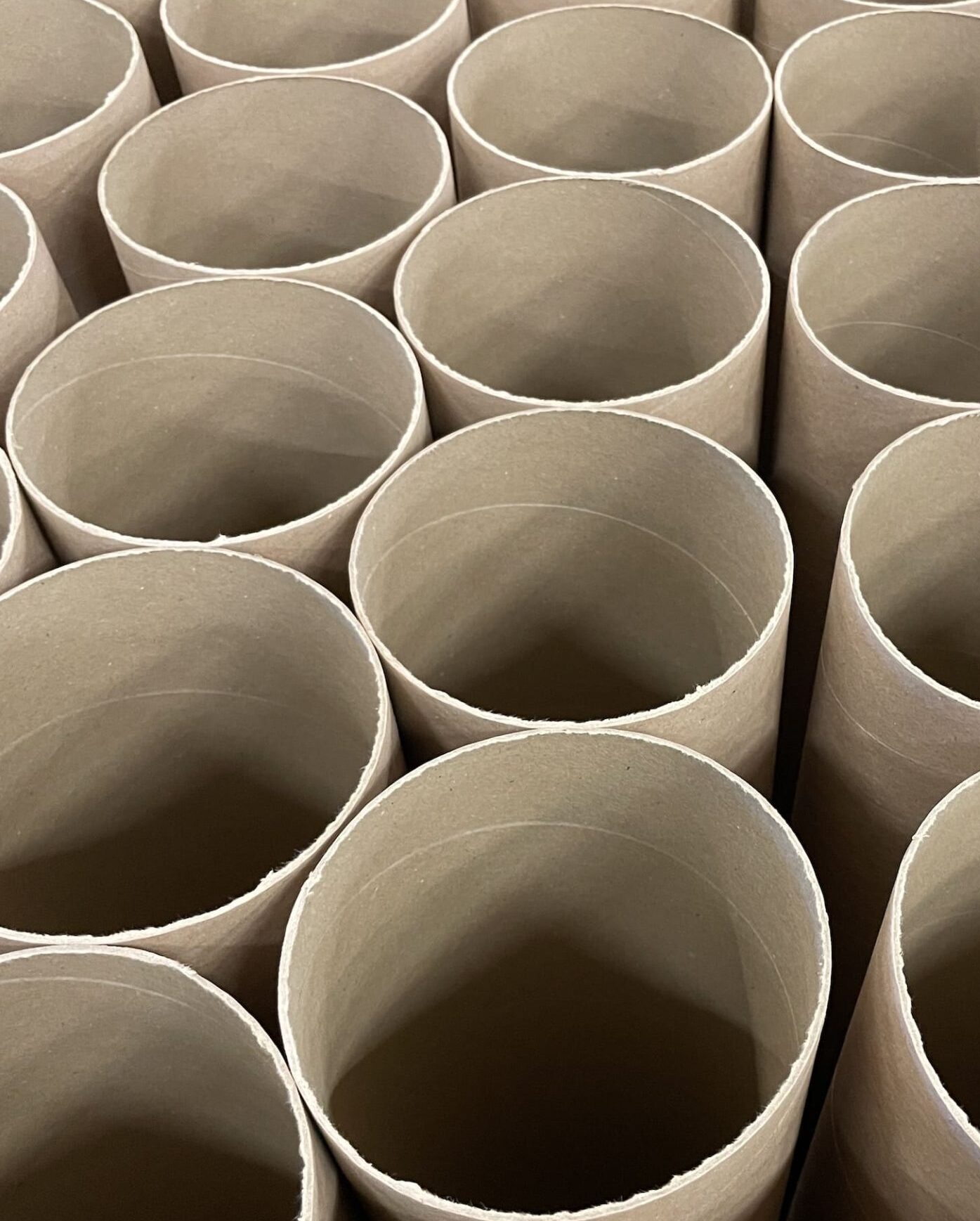 Diverse kartonnen kokers op een rij